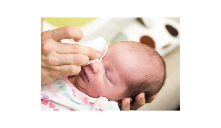 Yenidoğmuş Bebeğin Göz Bakımı Nasıl Yapılır
